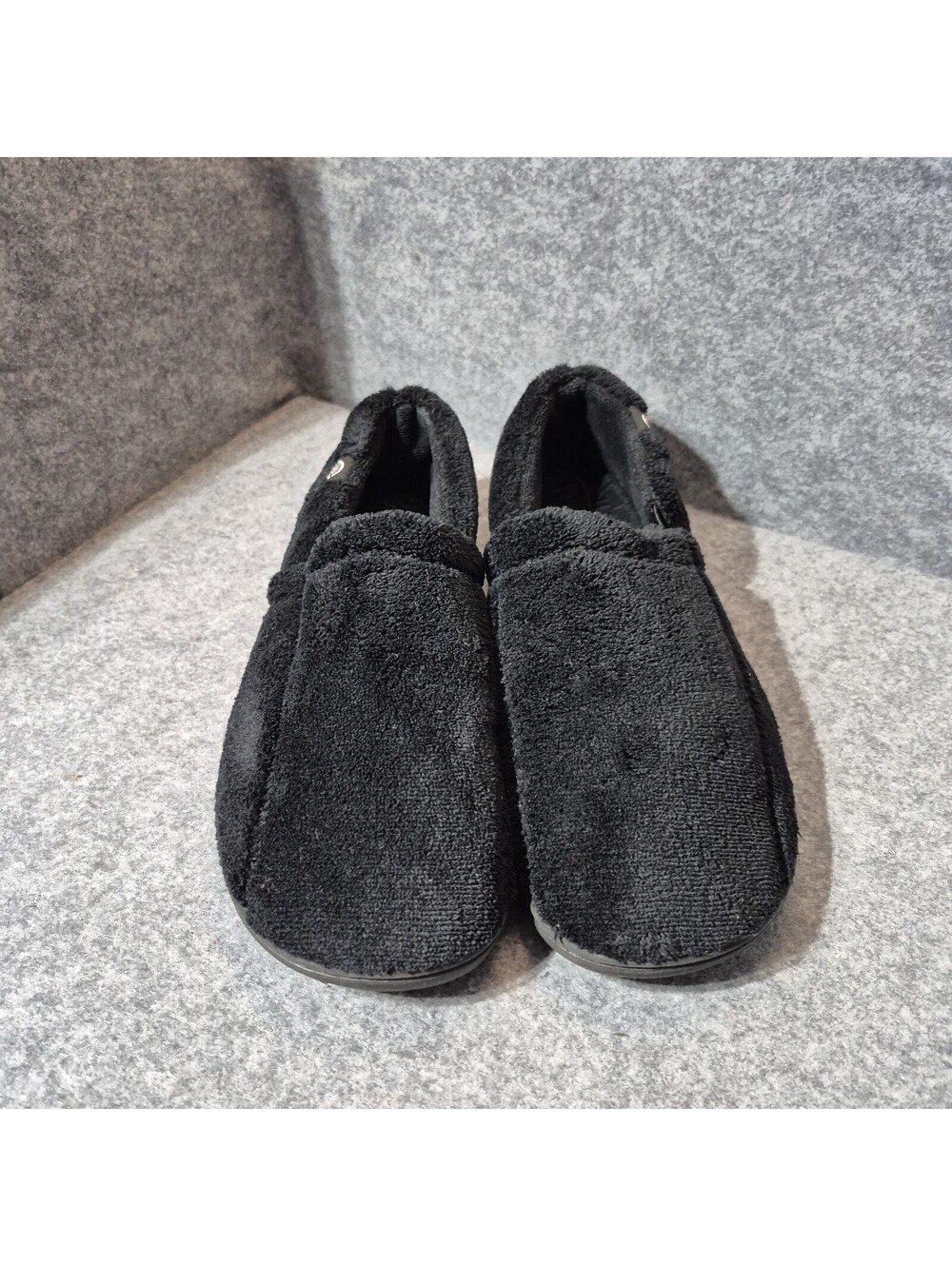 Isotoner Mens Slippers Size 9.5-10.5 Machine Washable